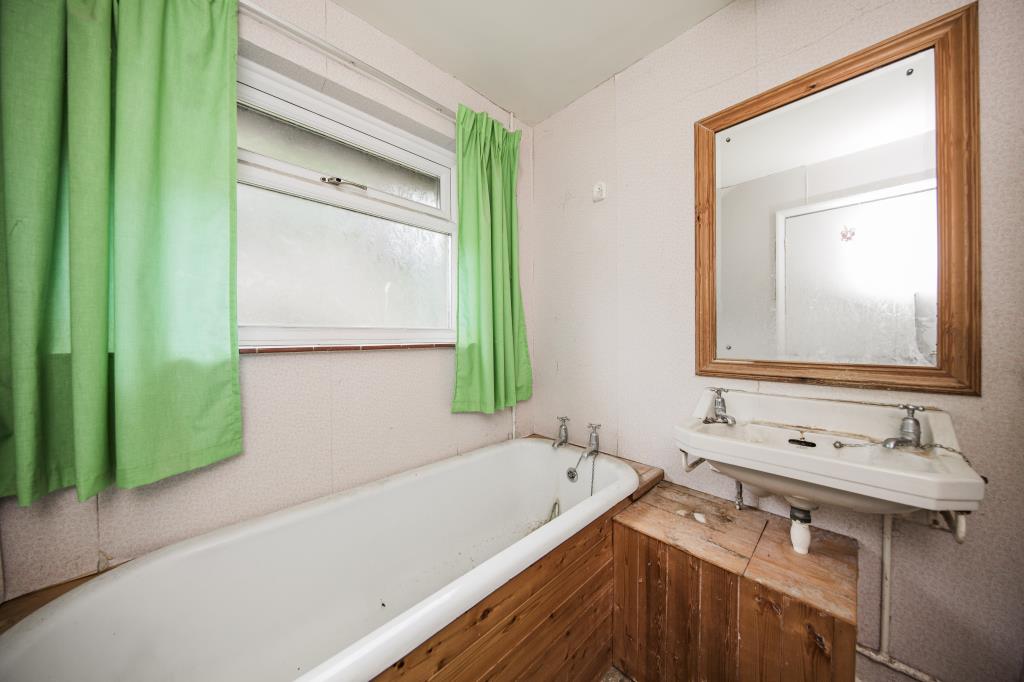 Lot: 7 - SEMI-DETACHED HOUSE FOR IMPROVEMENT - Bathroom